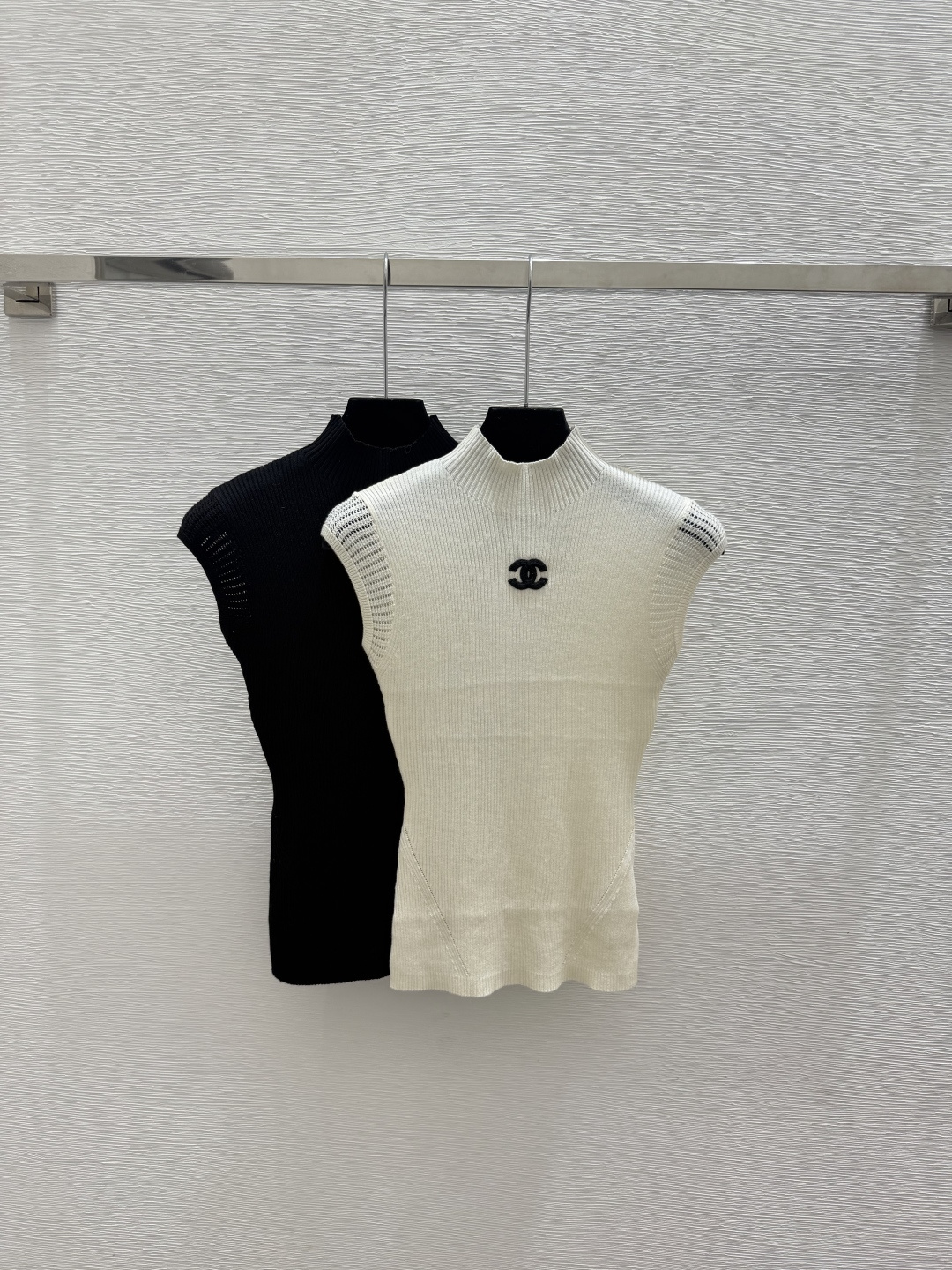 🆕CH家🆕  春夏新款 纯色简约针织背心颜色：白色 黑色尺码：36.38.40