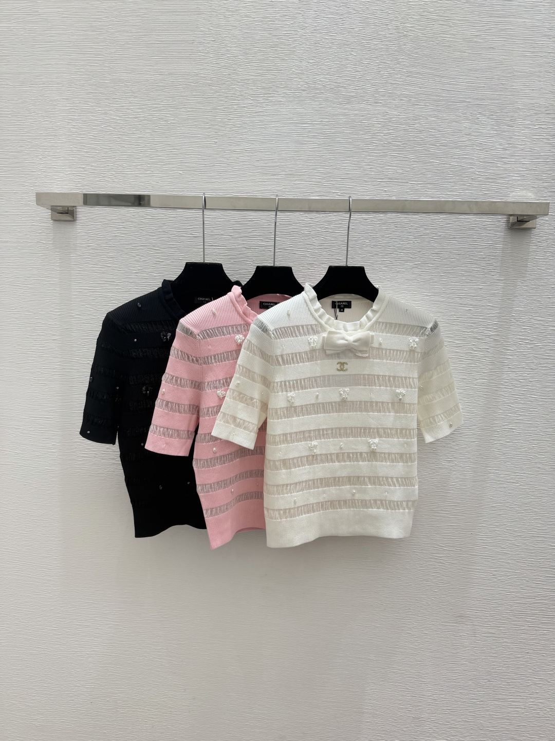 🆕CH家🆕  春夏新款 纯色钉珠圆领针织短袖颜色：白色 粉色 黑色尺码：36.38.40