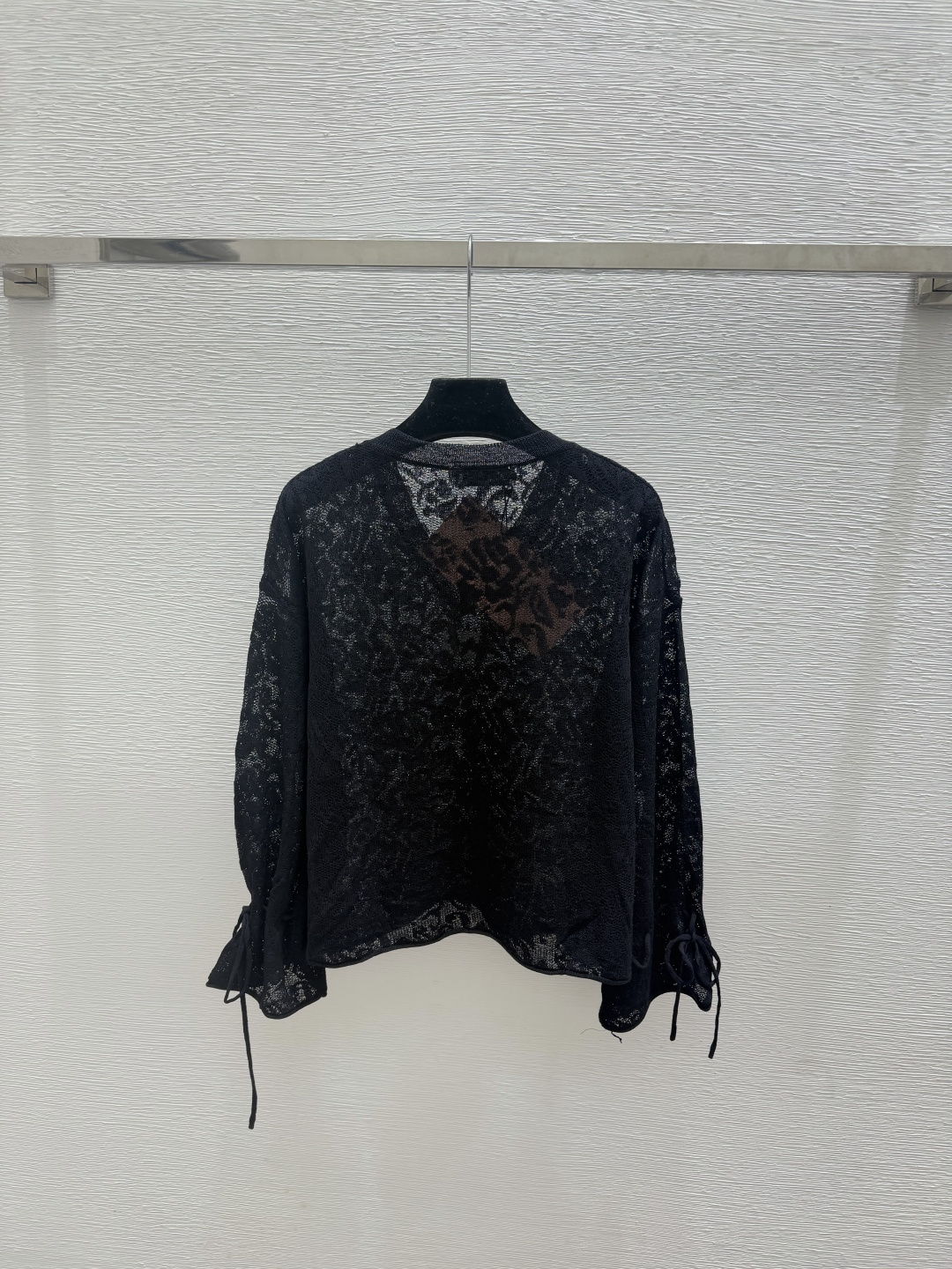 🆕M家🆕  春夏新款 纯色花卉V领针织长袖颜色：白色 黑色尺码：36.38.40