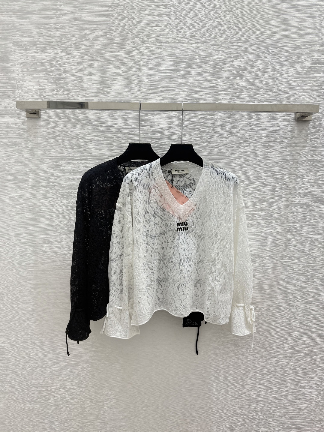 🆕M家🆕  春夏新款 纯色花卉V领针织长袖颜色：白色 黑色尺码：36.38.40