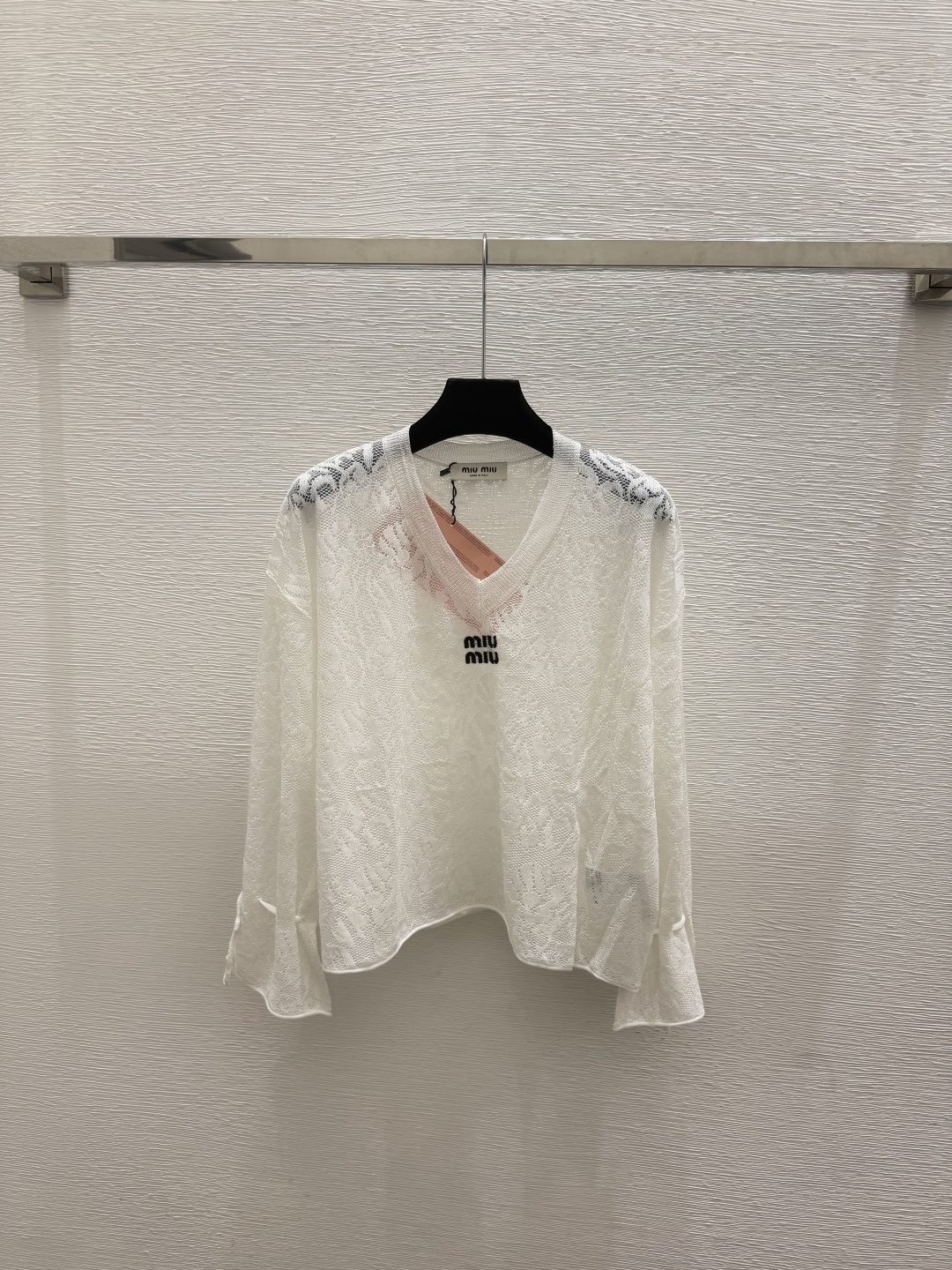 🆕M家🆕  春夏新款 纯色花卉V领针织长袖颜色：白色 黑色尺码：36.38.40