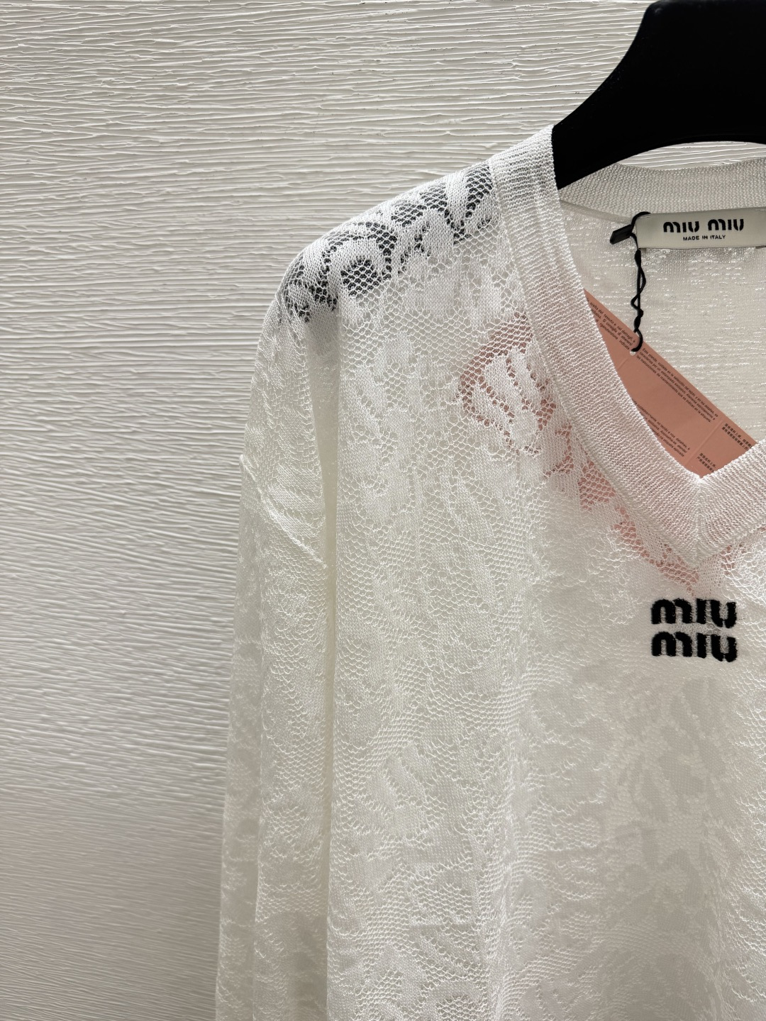🆕M家🆕  春夏新款 纯色花卉V领针织长袖颜色：白色 黑色尺码：36.38.40