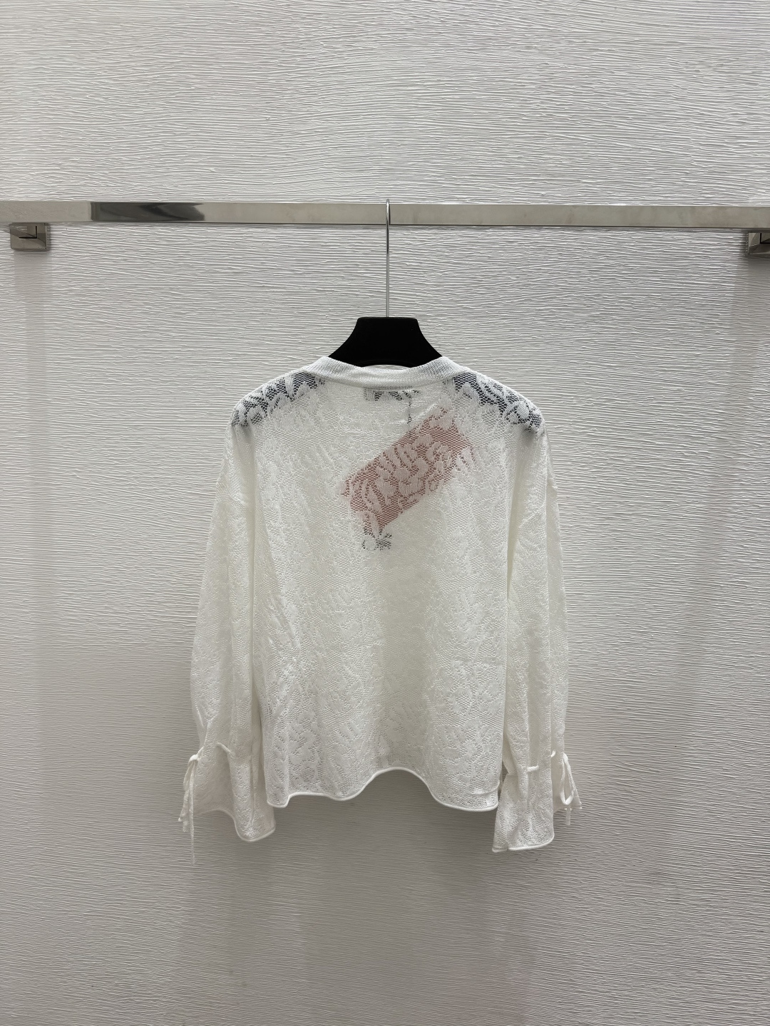 🆕M家🆕  春夏新款 纯色花卉V领针织长袖颜色：白色 黑色尺码：36.38.40