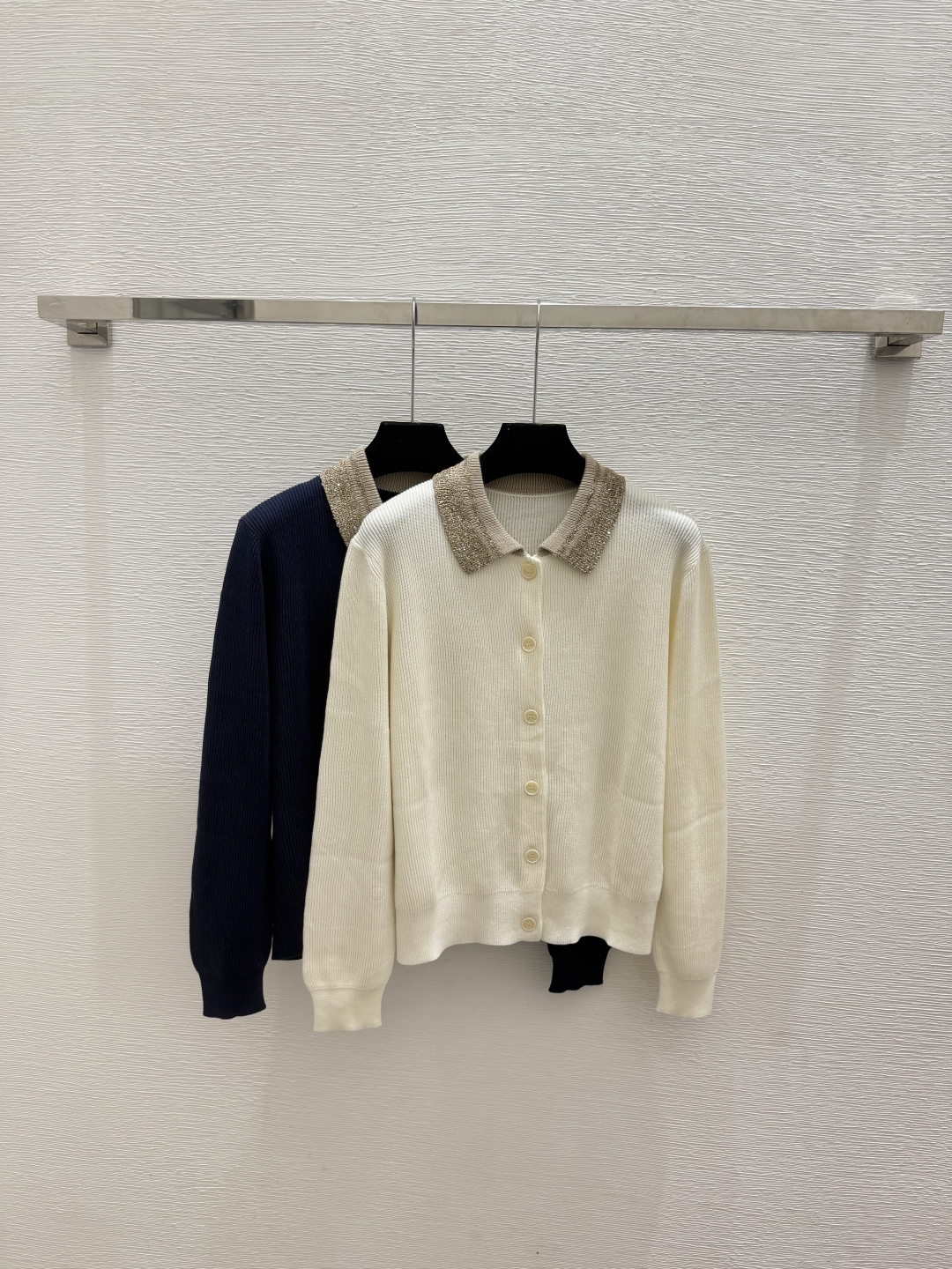 🆕BC家🆕  春夏新款 撞色翻领针织长袖开衫颜色：杏色 宝蓝尺码：36.38.40