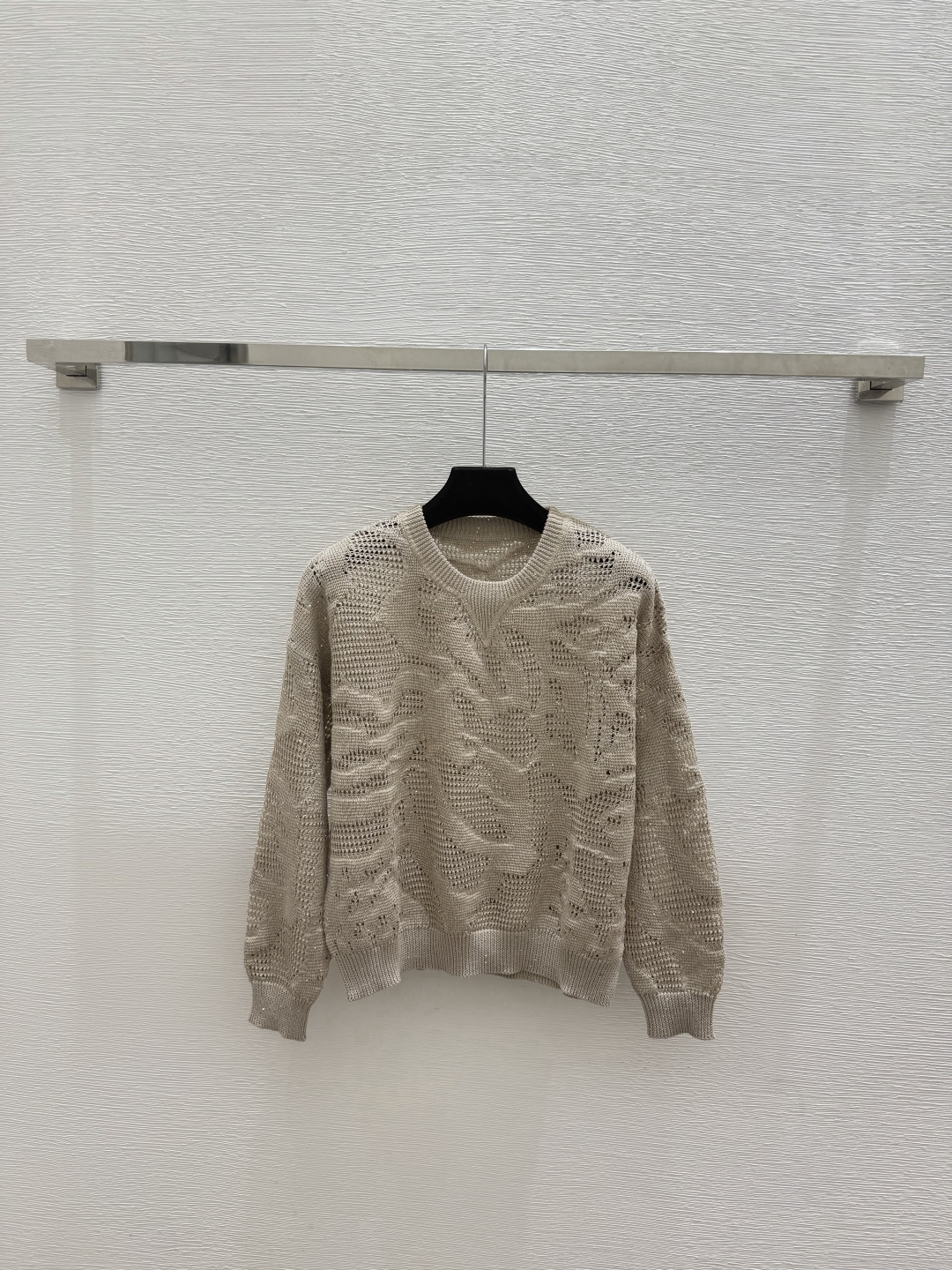 🆕BC家🆕  春夏新款 纯色花卉镂空圆领针织长袖颜色：白色 杏色尺码：36.38.40