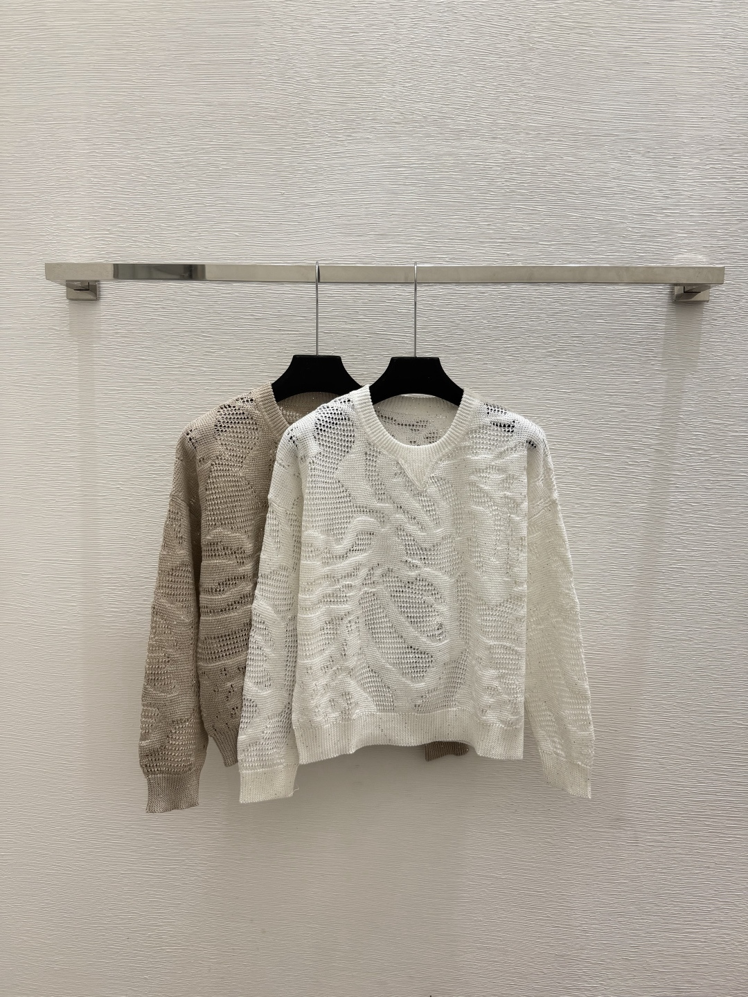 🆕BC家🆕  春夏新款 纯色花卉镂空圆领针织长袖颜色：白色 杏色尺码：36.38.40