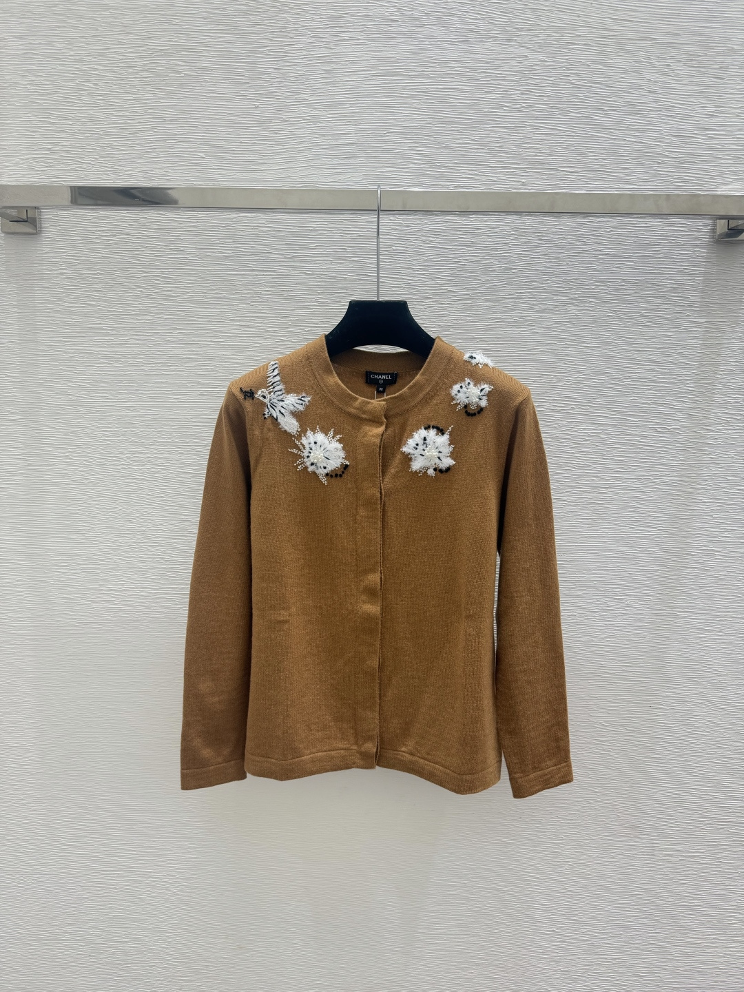 🆕CH家🆕  春夏新款 撞色花卉钉珠圆领针织长袖开衫颜色：咖啡尺码：36.38.40