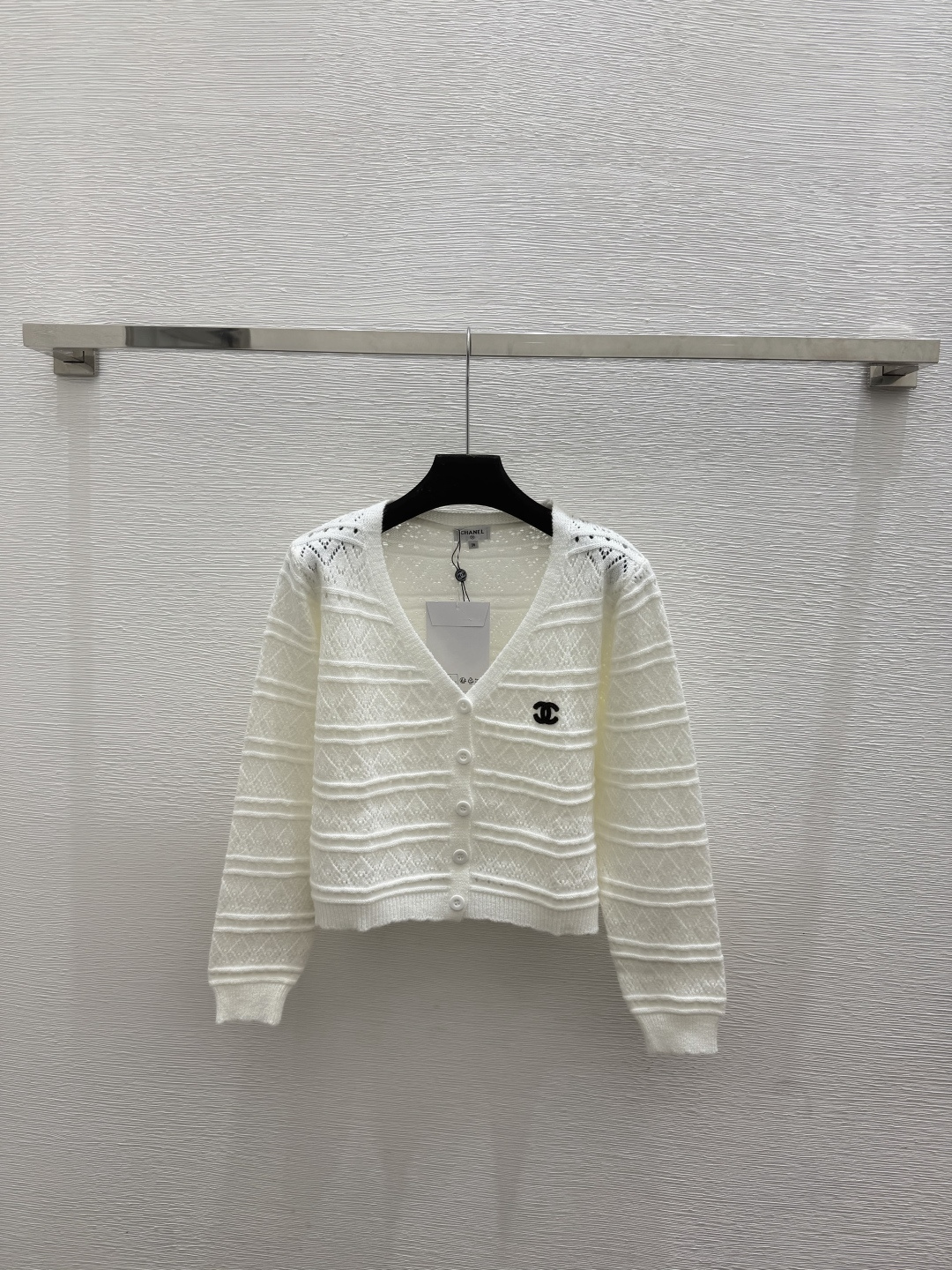 🆕CH家🆕  春夏新款 纯色简约V领针织长袖开衫颜色：白色 黑色尺码：36.38.40