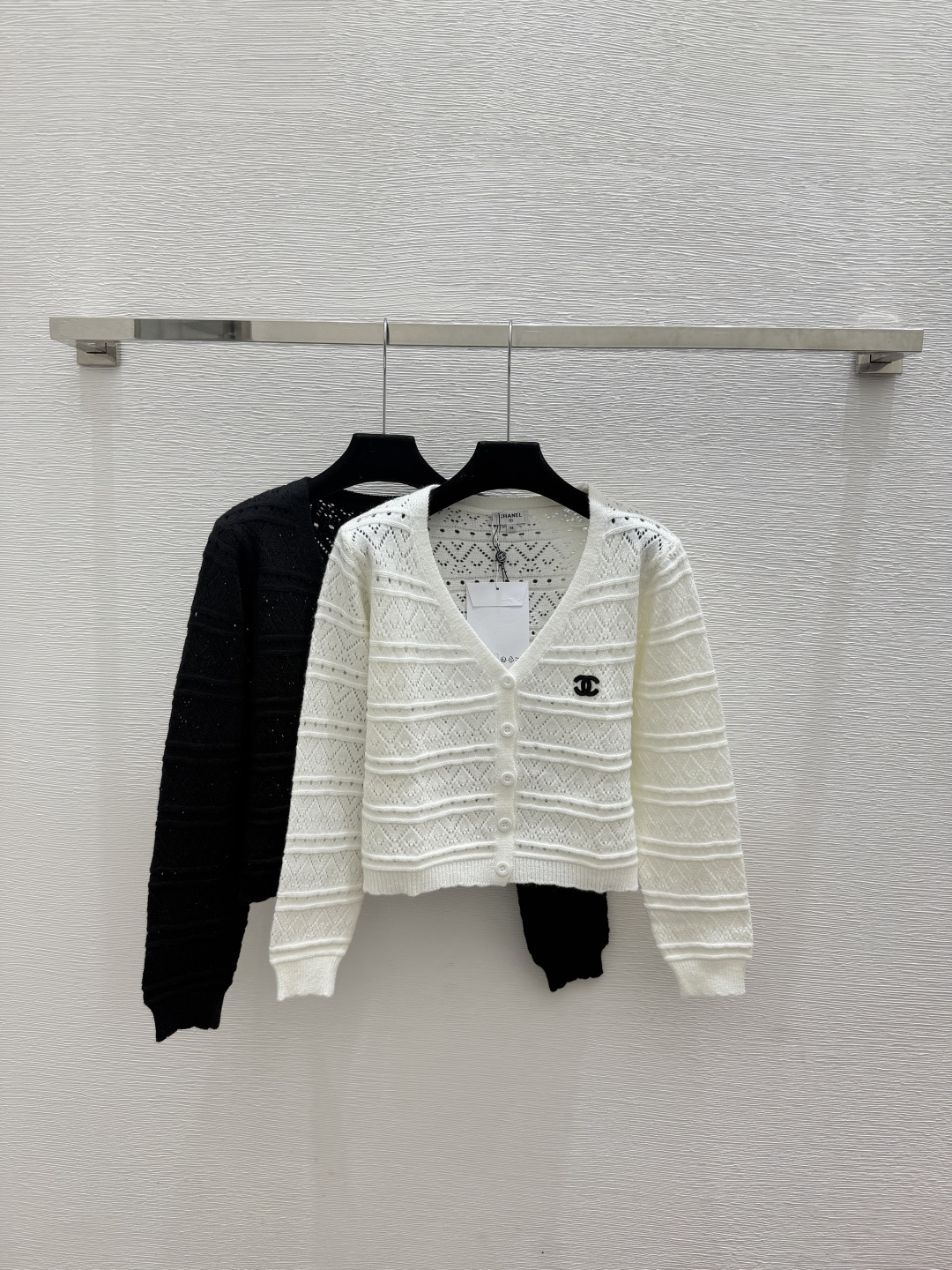 🆕CH家🆕  春夏新款 纯色简约V领针织长袖开衫颜色：白色 黑色尺码：36.38.40
