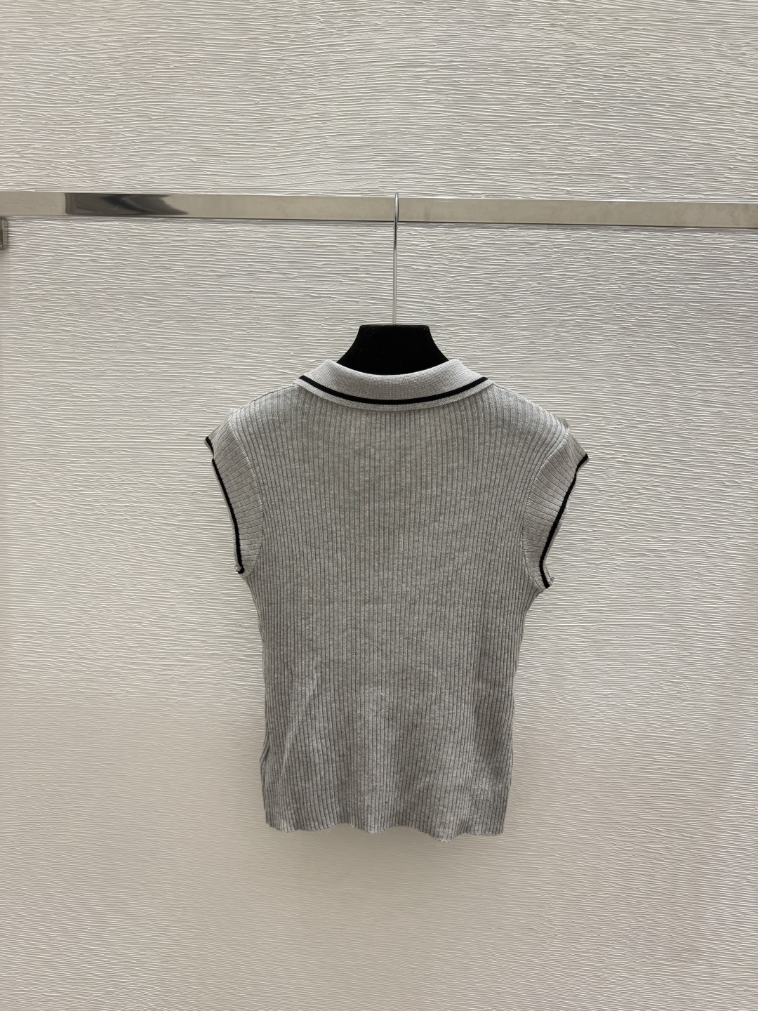 🆕M家🆕  春夏新款 撞色翻领针织背心颜色：白色 灰色尺码：36.38.40