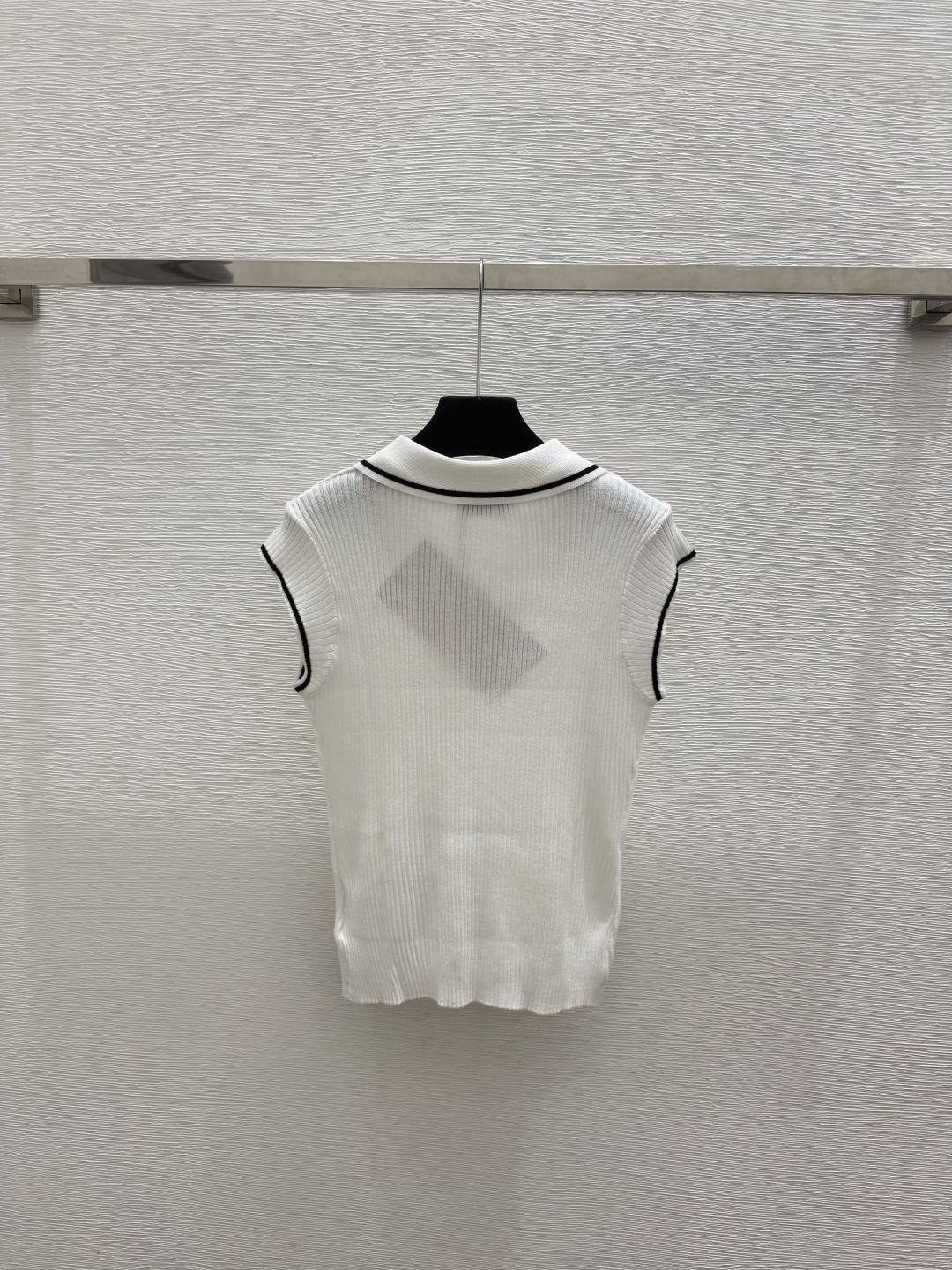 🆕M家🆕  春夏新款 撞色翻领针织背心颜色：白色 灰色尺码：36.38.40