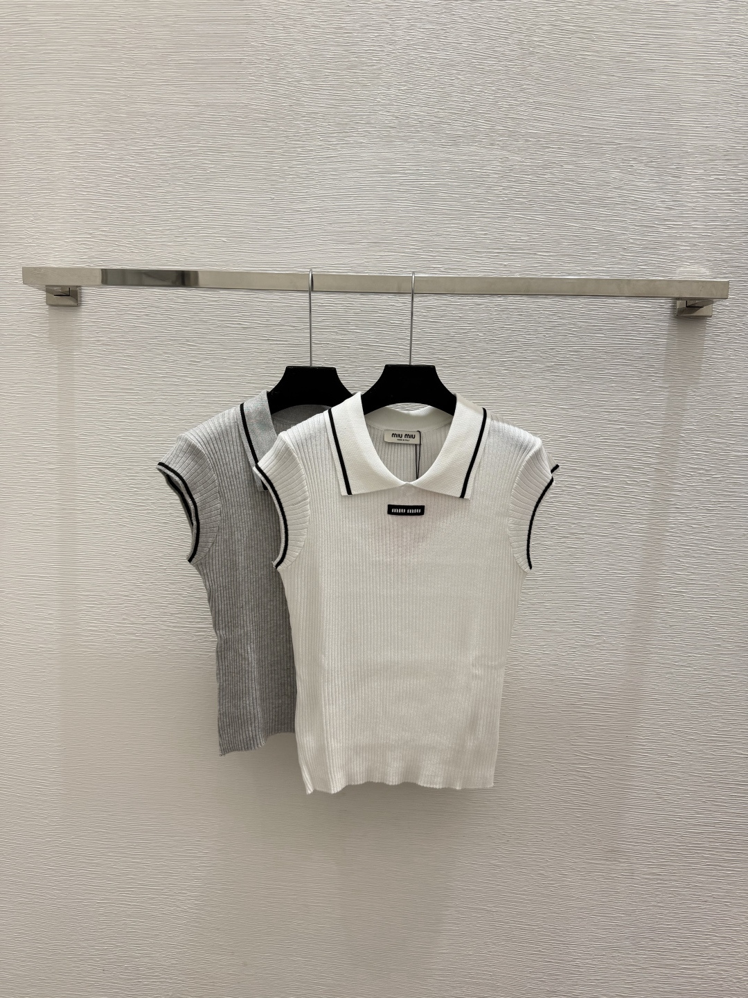 🆕M家🆕  春夏新款 撞色翻领针织背心颜色：白色 灰色尺码：36.38.40