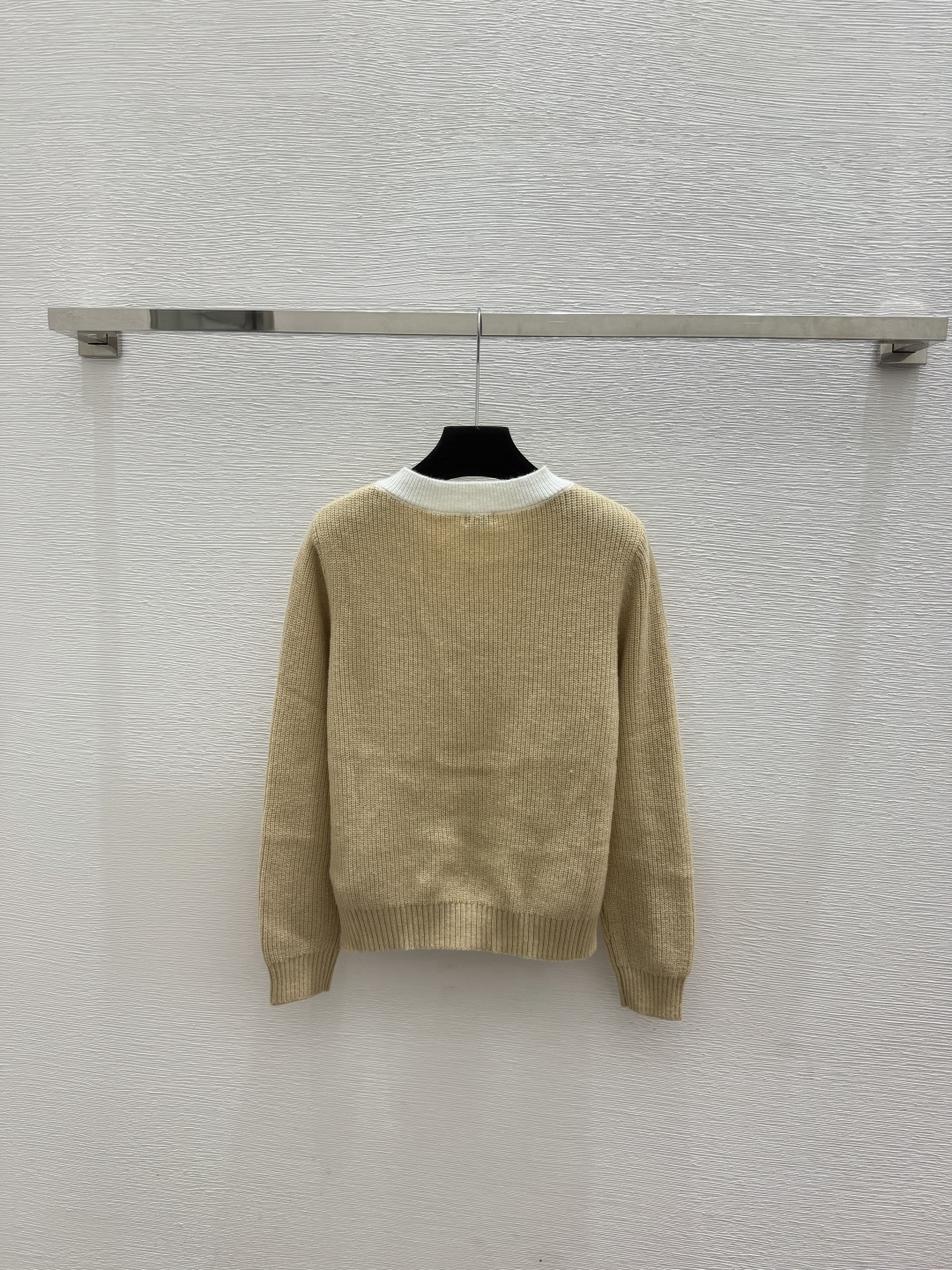 🆕LO家🆕  春夏新款 撞色简约V领针织长袖颜色：杏色 红色 宝蓝尺码：36.38.40