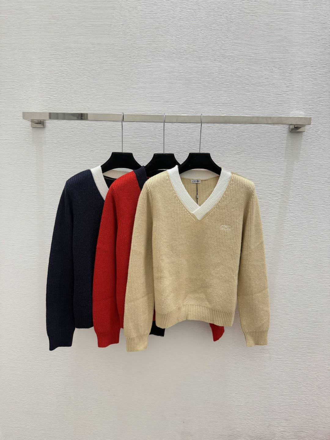 🆕LO家🆕  春夏新款 撞色简约V领针织长袖颜色：杏色 红色 宝蓝尺码：36.38.40