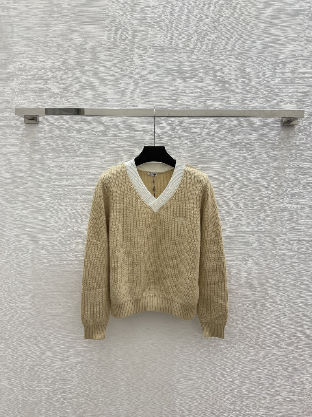 🆕LO家🆕  春夏新款 撞色简约V领针织长袖颜色：杏色 红色 宝蓝尺码：36.38.40