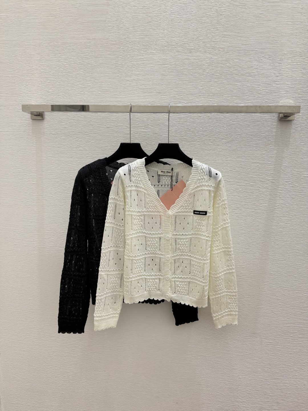 🆕M家🆕  春夏新款 纯色简约镂空V领针织长袖开衫颜色：白色 黑色尺码：36.38.40