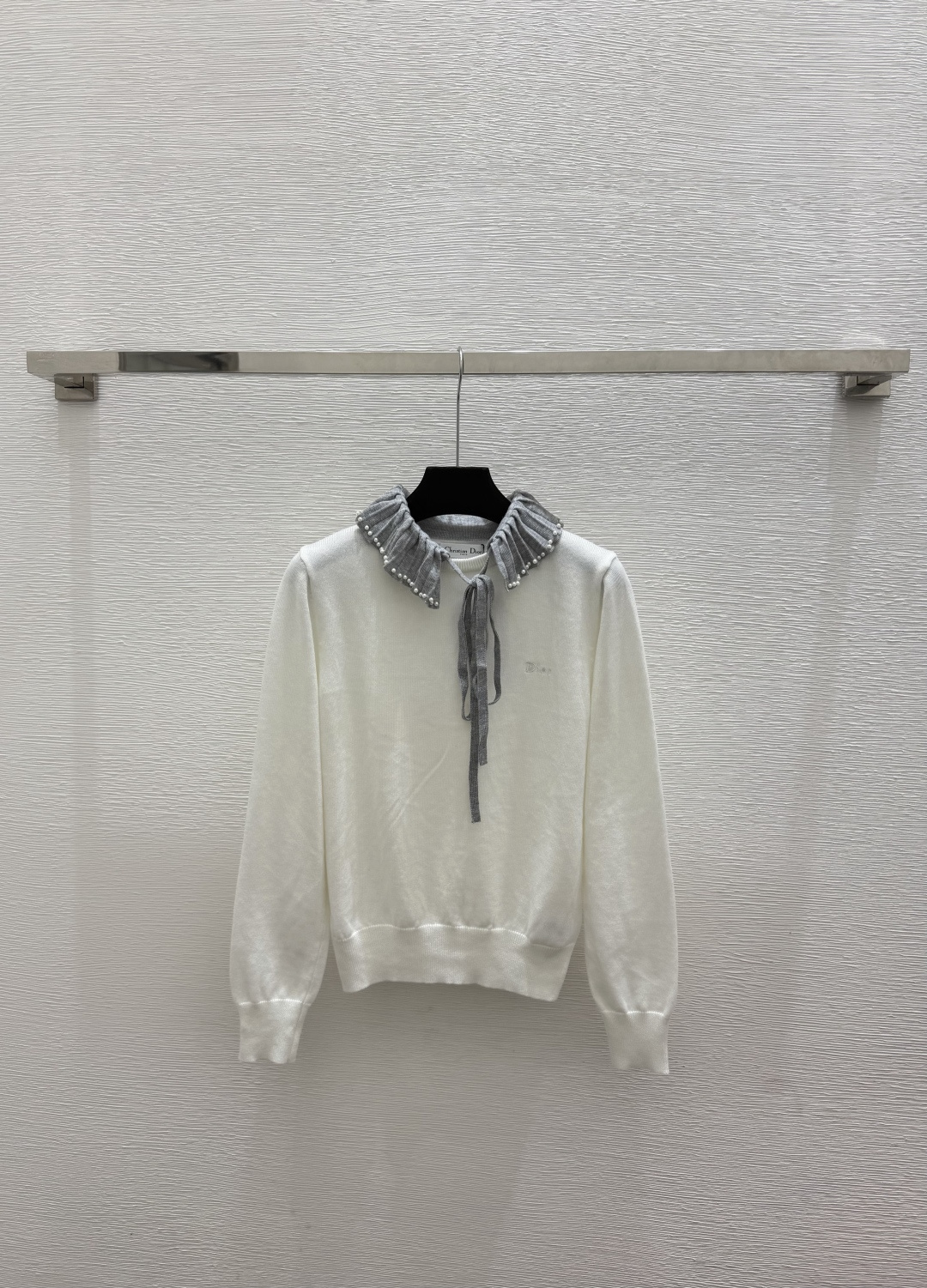 🆕D家🆕  春夏新款 撞色钉珠翻领针织长袖颜色：白色尺码：36.38.40