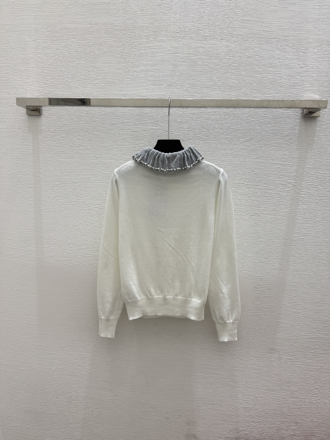 🆕D家🆕  春夏新款 撞色钉珠翻领针织长袖颜色：白色尺码：36.38.40