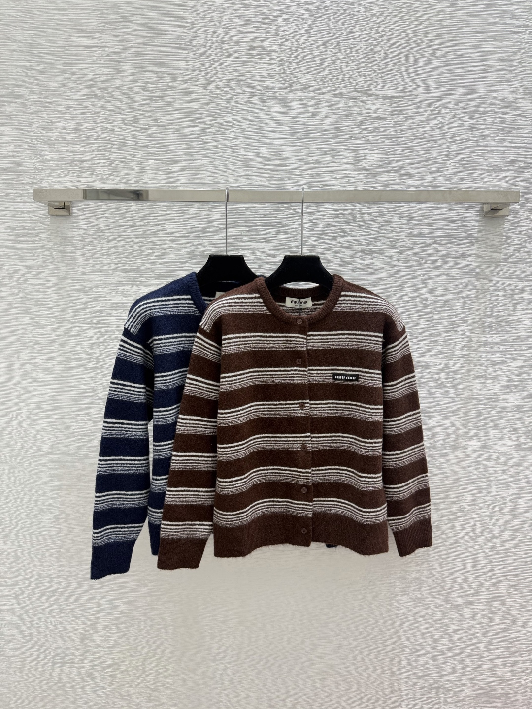 🆕M家🆕  春夏新款 撞色条纹圆领针织长袖开衫颜色：咖啡 宝蓝尺码：36.38.40