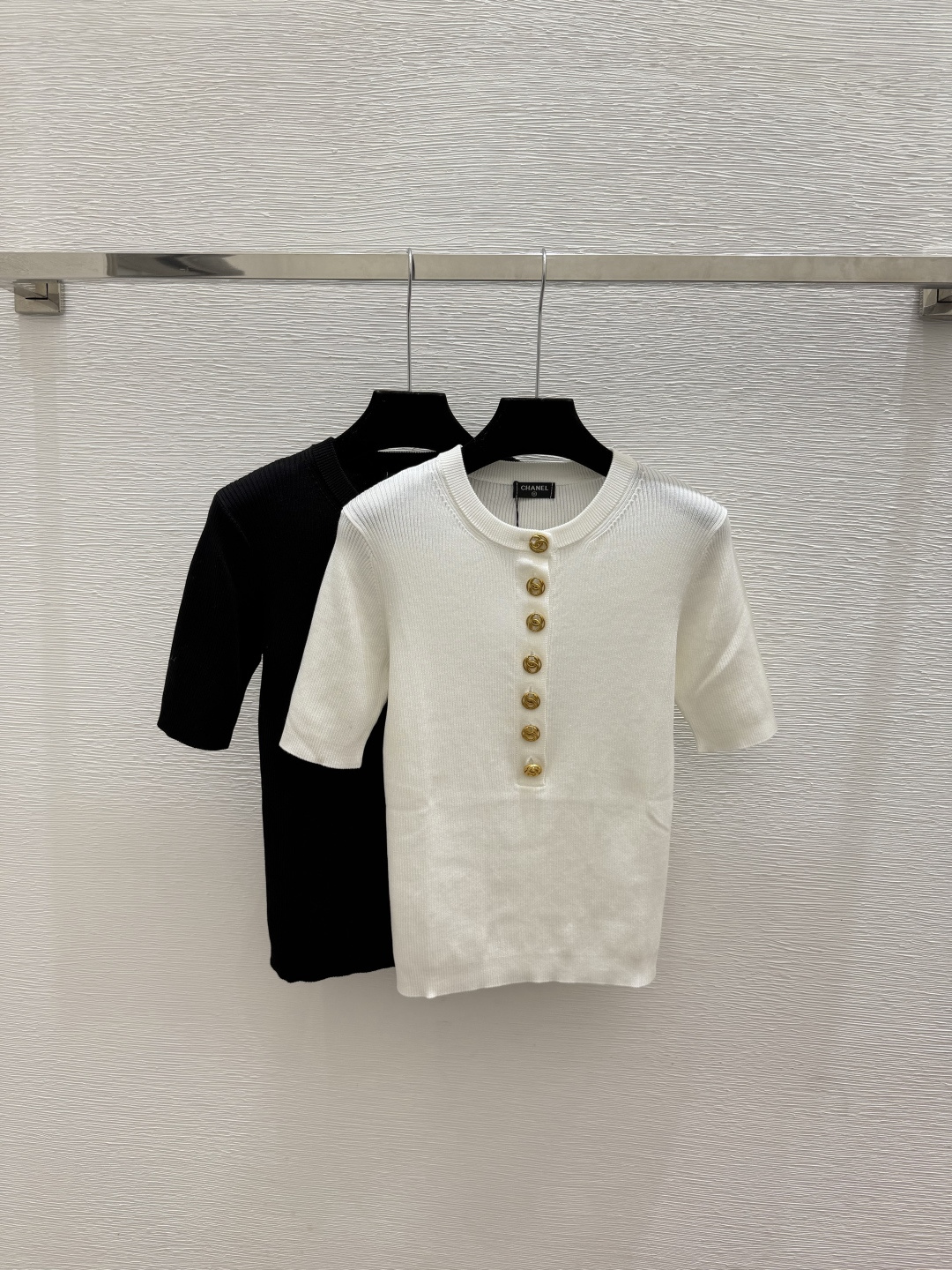 🆕CH家🆕  春夏新款 纯色简约圆领针织短袖颜色：白色 黑色尺码：36.38.40