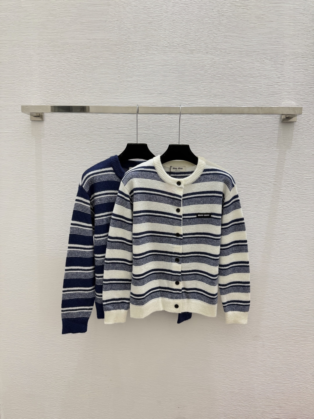 🆕M家🆕  春夏新款 撞色条纹圆领针织长袖开衫颜色：白色 宝蓝尺码：36.38.40