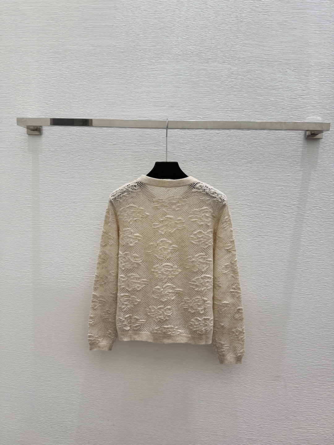 🆕BC家🆕  春夏新款 纯色花卉圆领针织长袖颜色：卡其 黑色尺码：36.38.40
