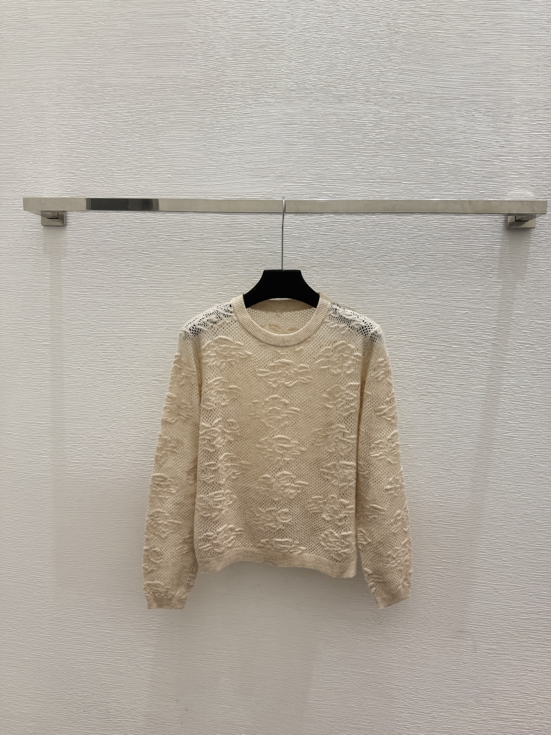 🆕BC家🆕  春夏新款 纯色花卉圆领针织长袖颜色：卡其 黑色尺码：36.38.40