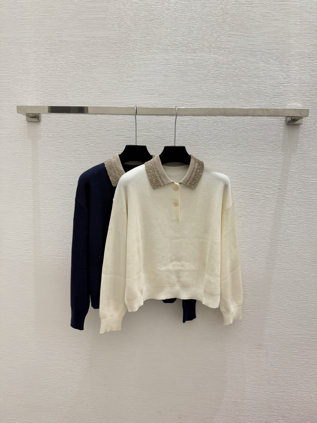 🆕BC家🆕  春夏新款 撞色翻领针织长袖颜色：杏色 宝蓝尺码：36.38.40