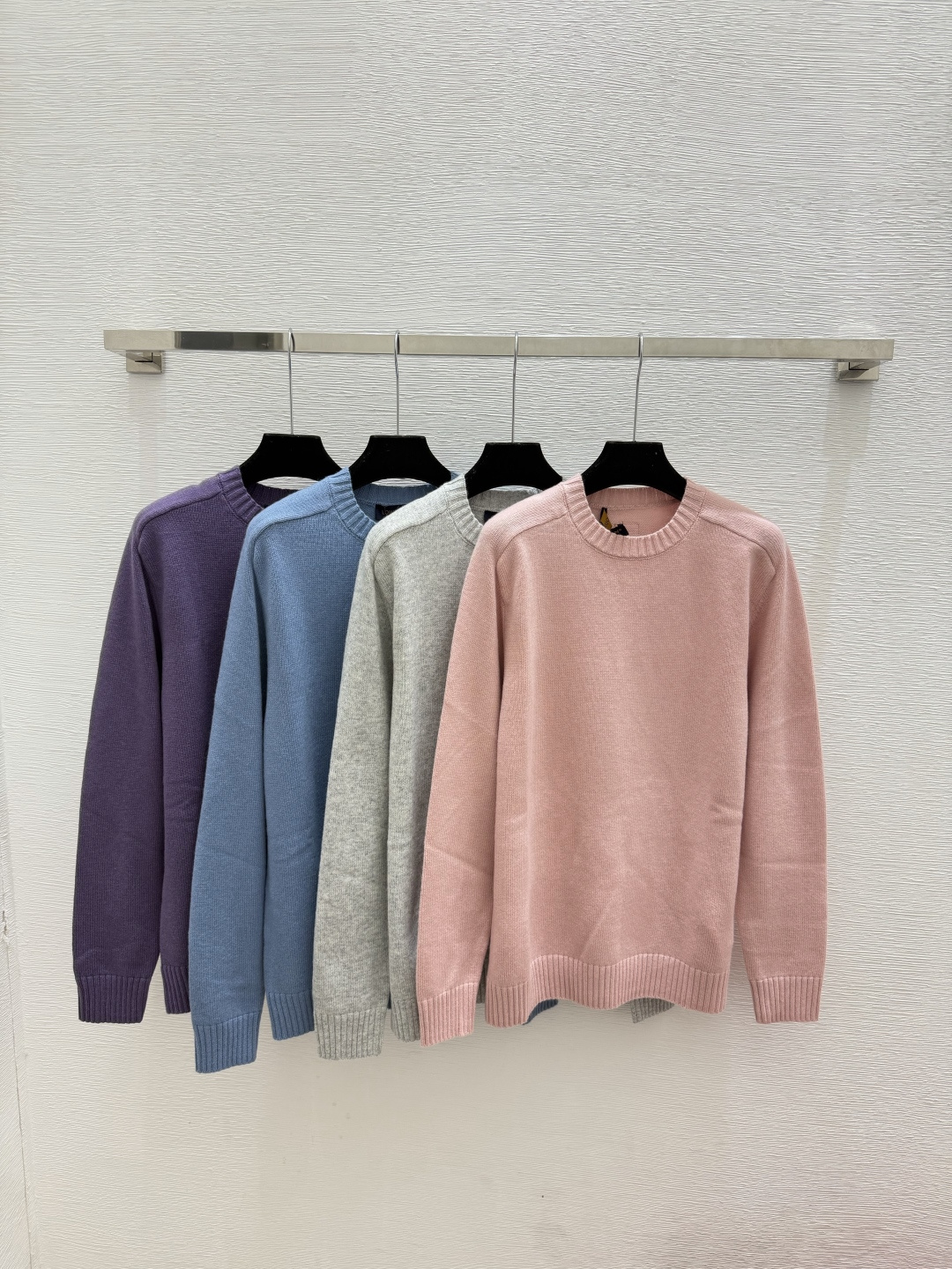 🆕L家🆕  春夏新款 纯色简约圆领针织长袖颜色：粉色 灰色 蓝色 紫色 尺码：36.38.40