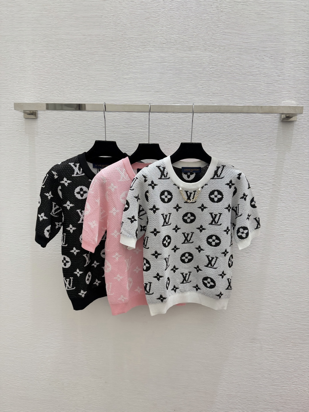 🆕L家🆕  春夏新款 撞色老花字母圆领针织短袖颜色：白色 粉色 黑色尺码：36.38.40