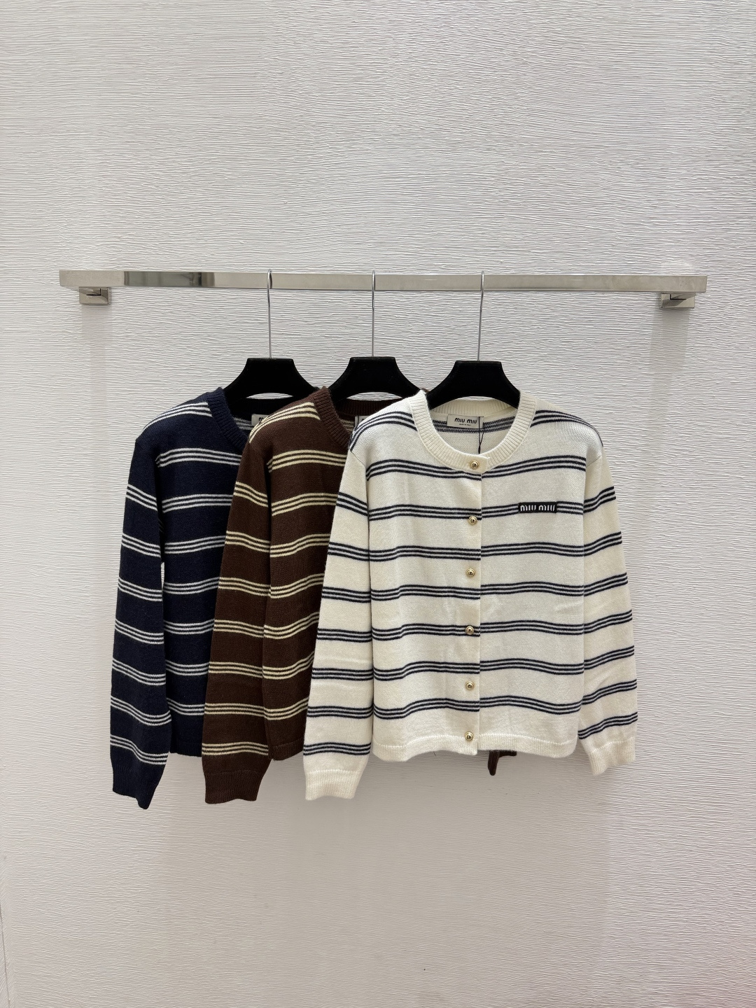🆕M家🆕  春夏新款 撞色条纹圆领针织长袖开衫颜色：白色 咖啡 宝蓝尺码：36.38.40