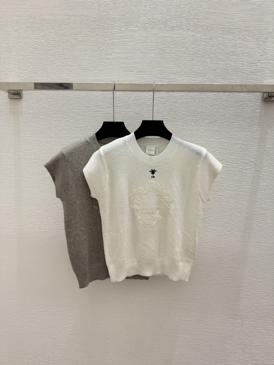 🆕D家🆕  春夏新款 纯色简约圆领针织短袖颜色：白色 灰色尺码：36.38.40