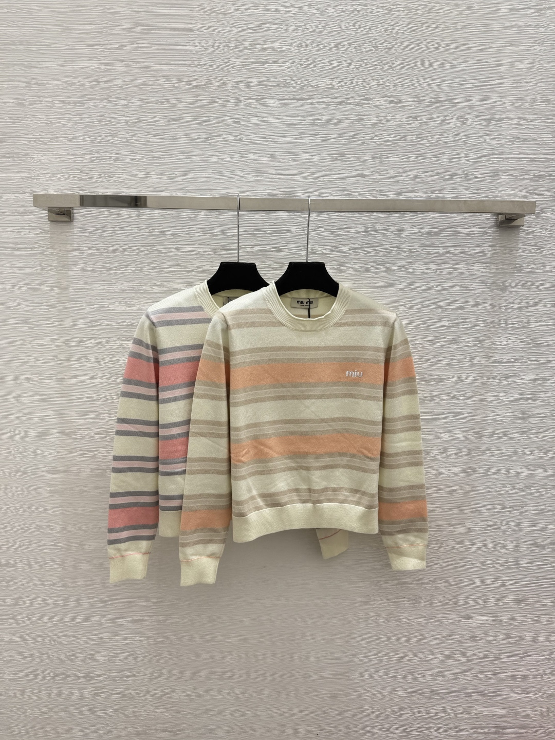 🆕M家🆕  春夏新款 撞色条纹圆领针织长袖颜色：杏色 灰色尺码：36.38.40