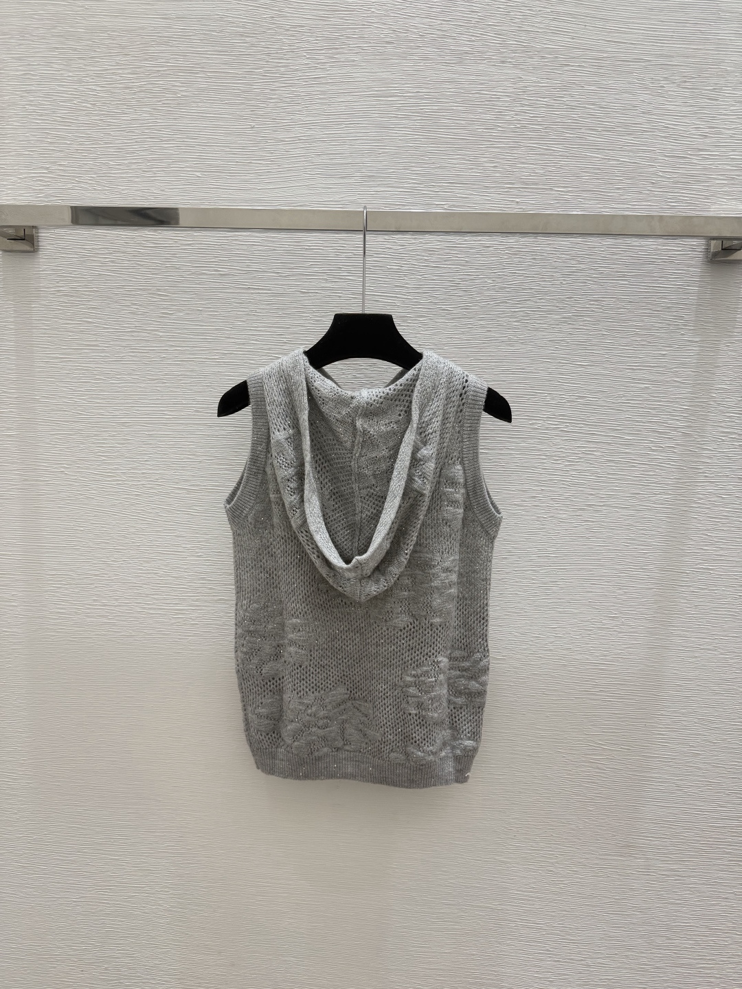 🆕BC家🆕  春夏新款 纯色花卉连帽针织背心颜色：灰色尺码：36.38.40