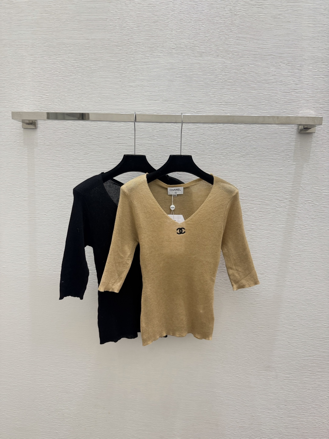 🆕CH家🆕  春夏新款 纯色简约V领针织短袖颜色：卡其 黑色尺码：36.38.40