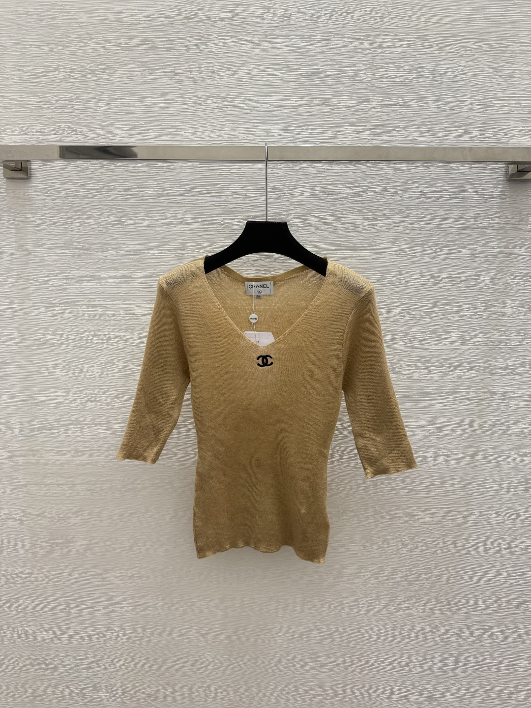 🆕CH家🆕  春夏新款 纯色简约V领针织短袖颜色：卡其 黑色尺码：36.38.40