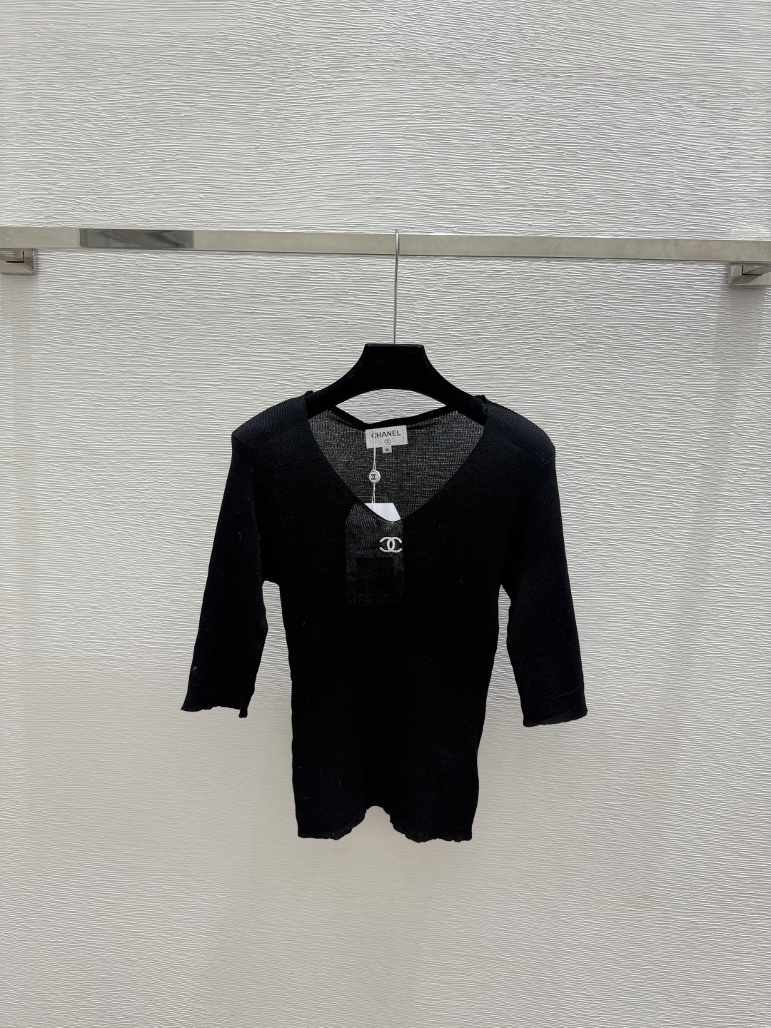 🆕CH家🆕  春夏新款 纯色简约V领针织短袖颜色：卡其 黑色尺码：36.38.40