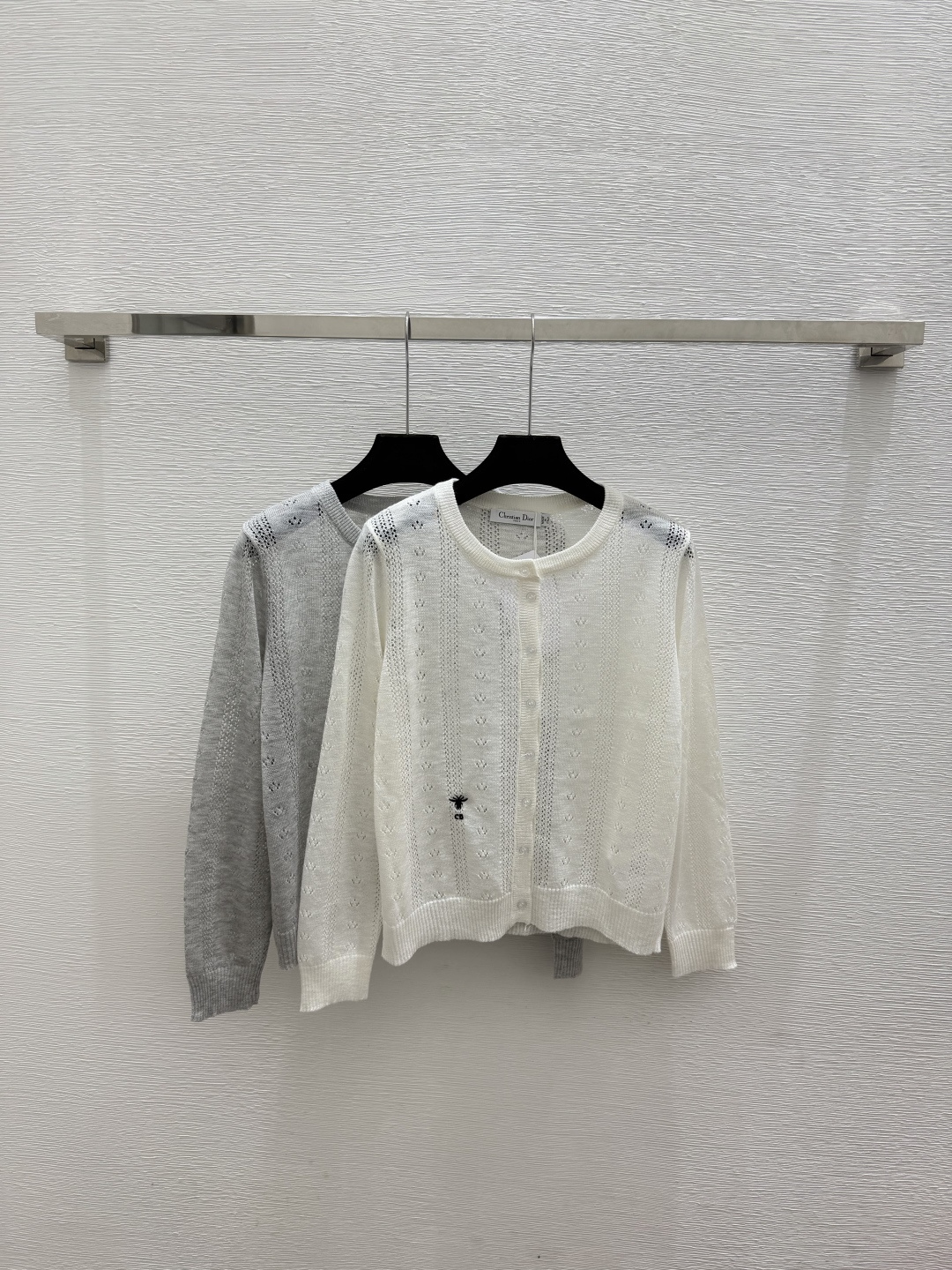 🆕D家🆕  春夏新款 纯色简约圆领针织长袖开衫颜色：白色 灰色尺码：36.38.40