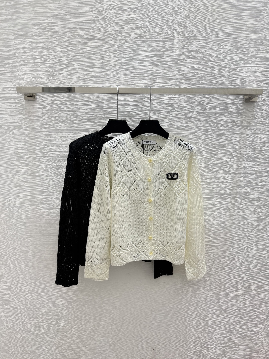 🆕VA家🆕  春夏新款 纯色简约圆领针织长袖开衫颜色：白色 黑色尺码：36.38.40