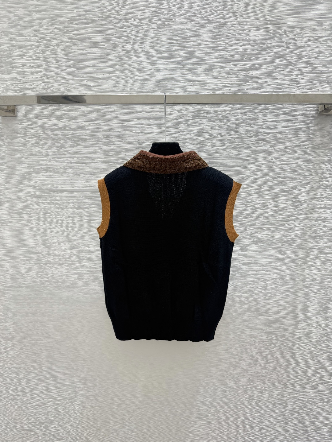 🆕CH家🆕  春夏新款 撞色翻领针织背心开衫颜色：咖啡 黑色尺码：36.38.40