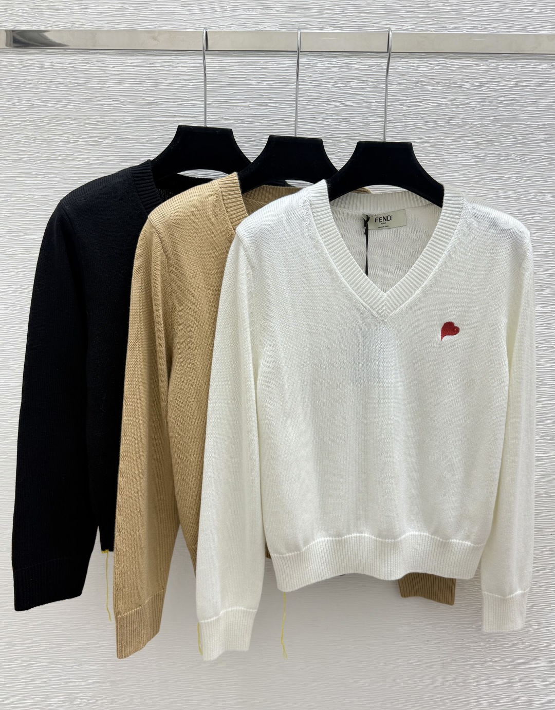 🆕F家🆕  早秋新款  纯色简约V领针织长袖 颜色：白色 卡其 黑色 尺码：36.38.40