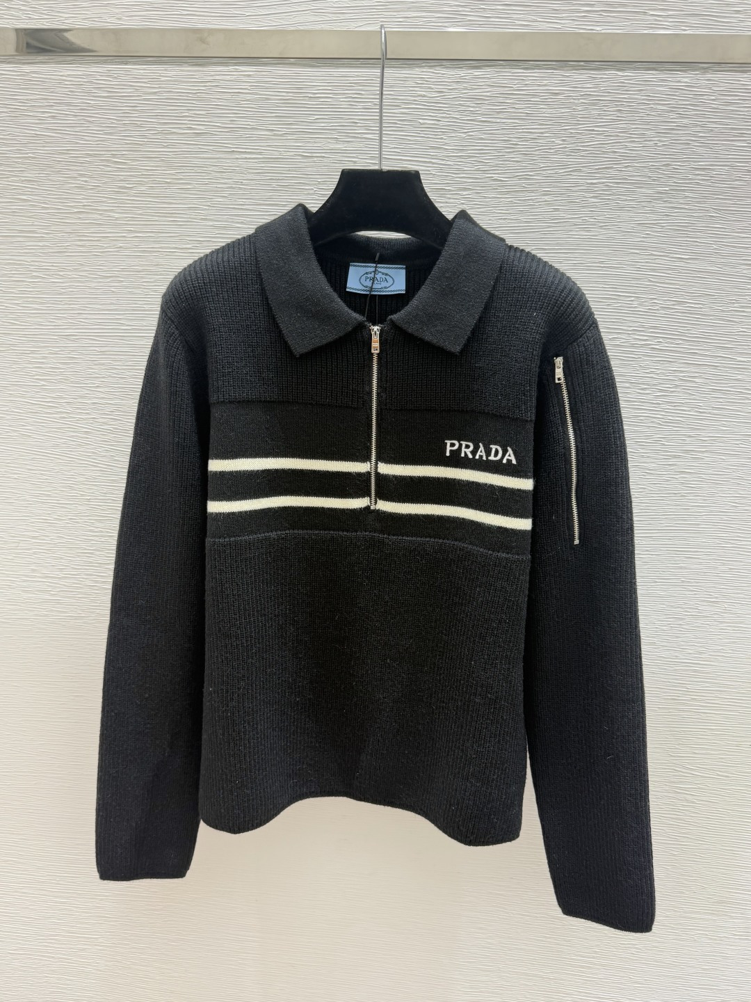🆕P家🆕  早秋新款  撞色条纹翻领针织长袖 颜色：杏色 黑色 尺码：36.38.40