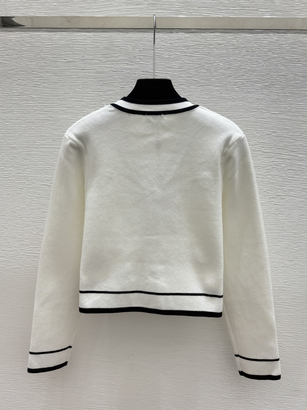 🆕CH家🆕  早秋新款  撞色简约V领针织长袖开衫 颜色：白色 黑色 尺码：36.38.40