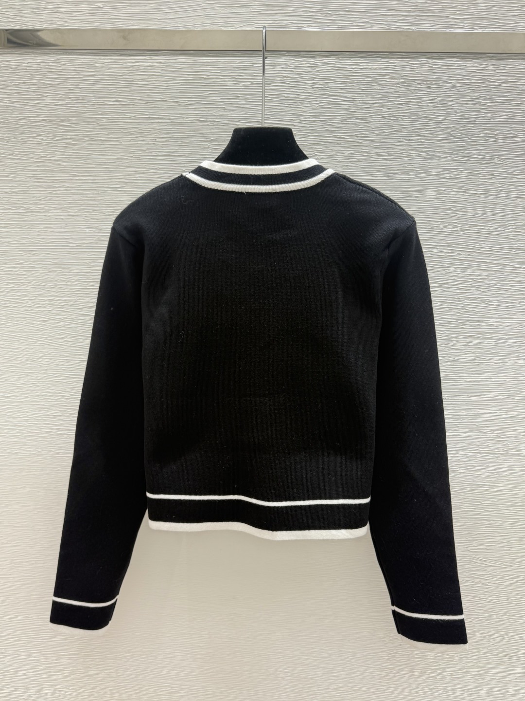 🆕CH家🆕  早秋新款  撞色简约V领针织长袖开衫 颜色：白色 黑色 尺码：36.38.40