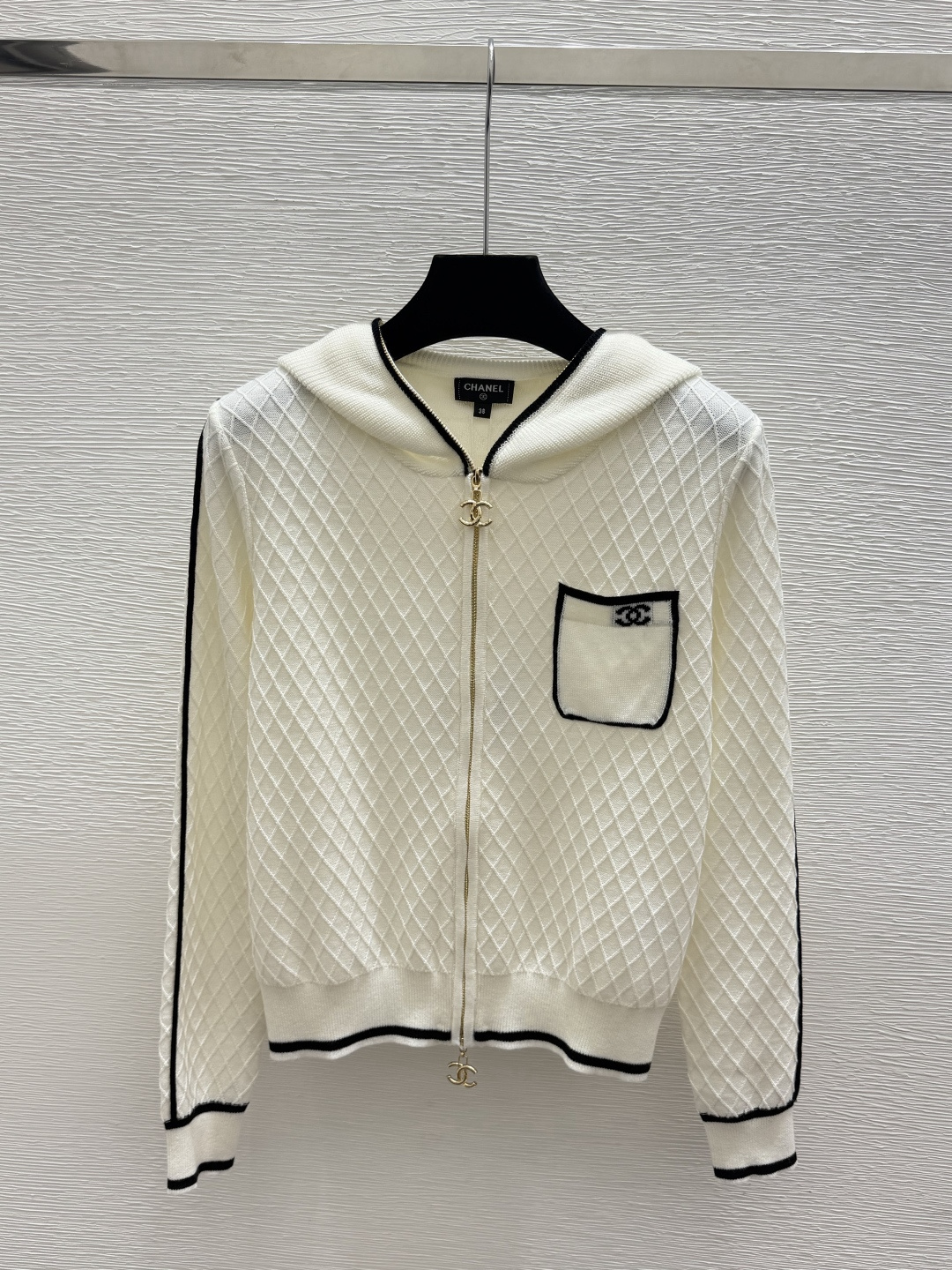 🆕CH家🆕  早秋新款  撞色连帽针织长袖开衫 颜色：白色 黑色 尺码：36.38.40