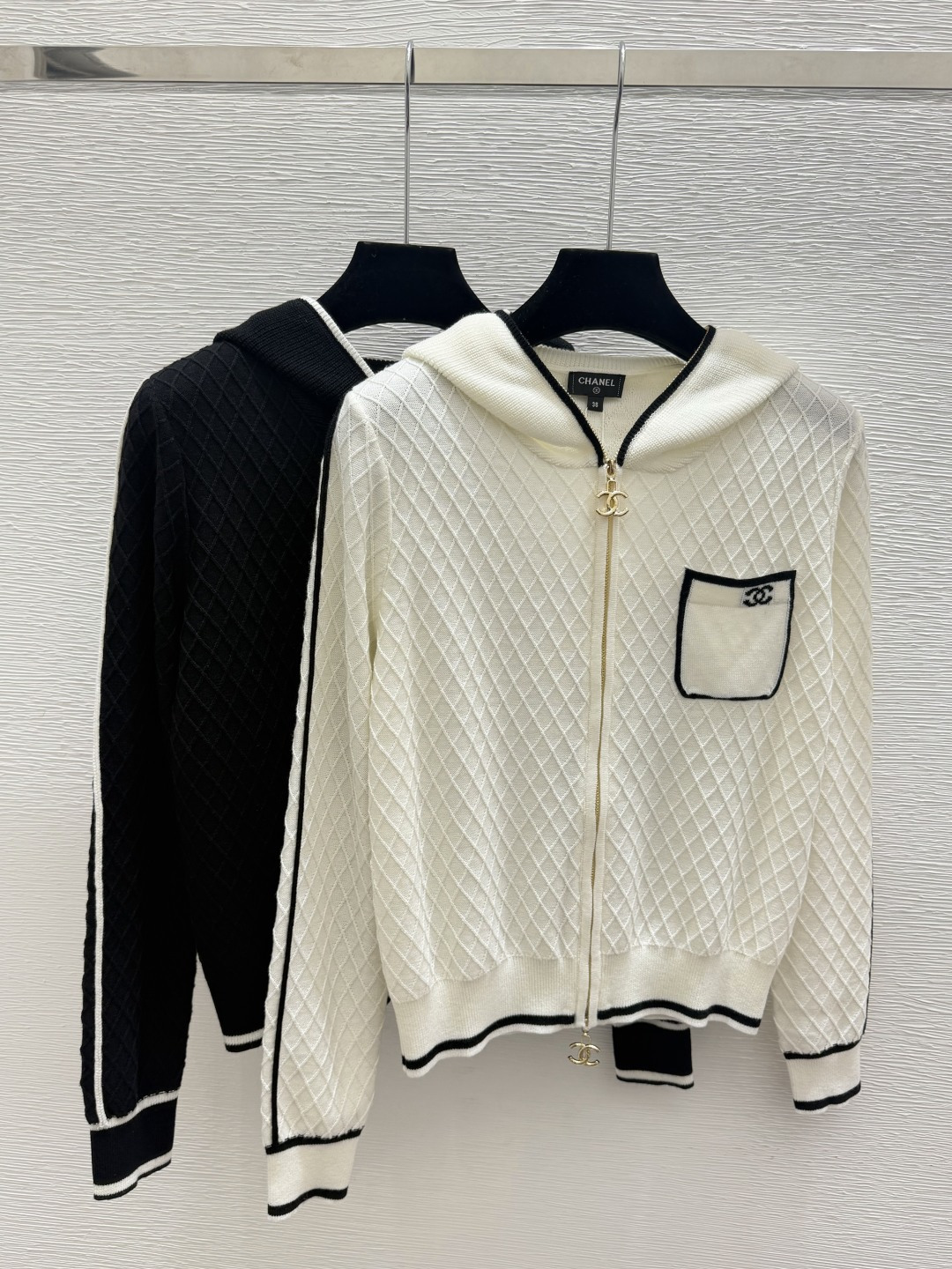 🆕CH家🆕  早秋新款  撞色连帽针织长袖开衫 颜色：白色 黑色 尺码：36.38.40