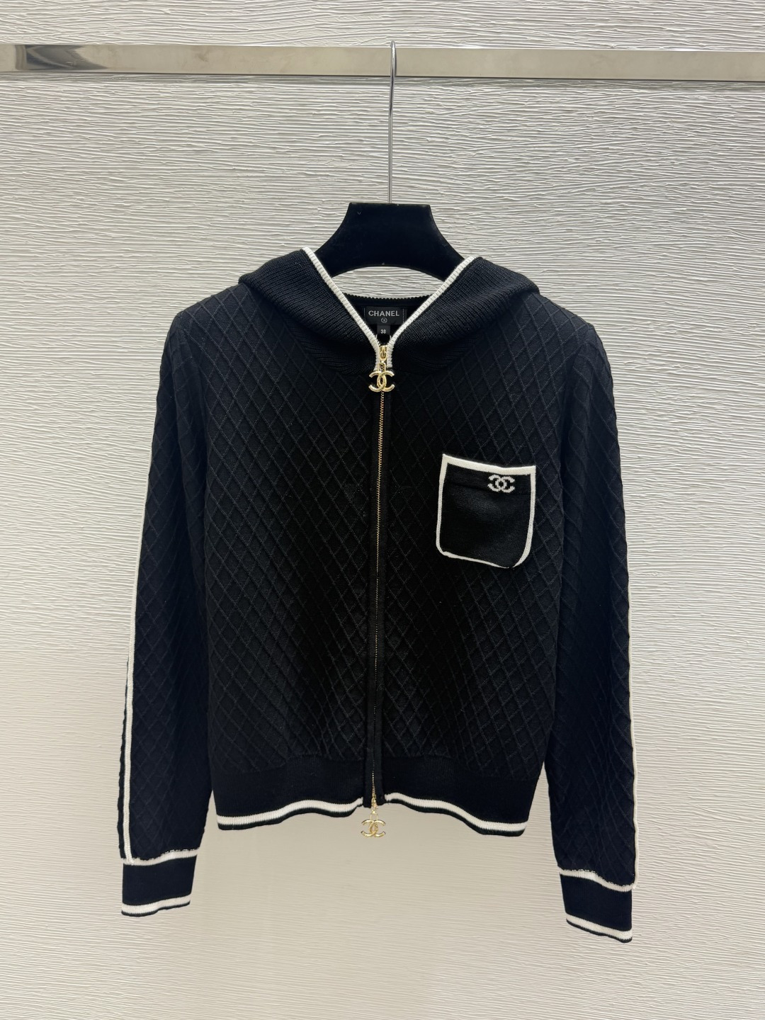 🆕CH家🆕  早秋新款  撞色连帽针织长袖开衫 颜色：白色 黑色 尺码：36.38.40