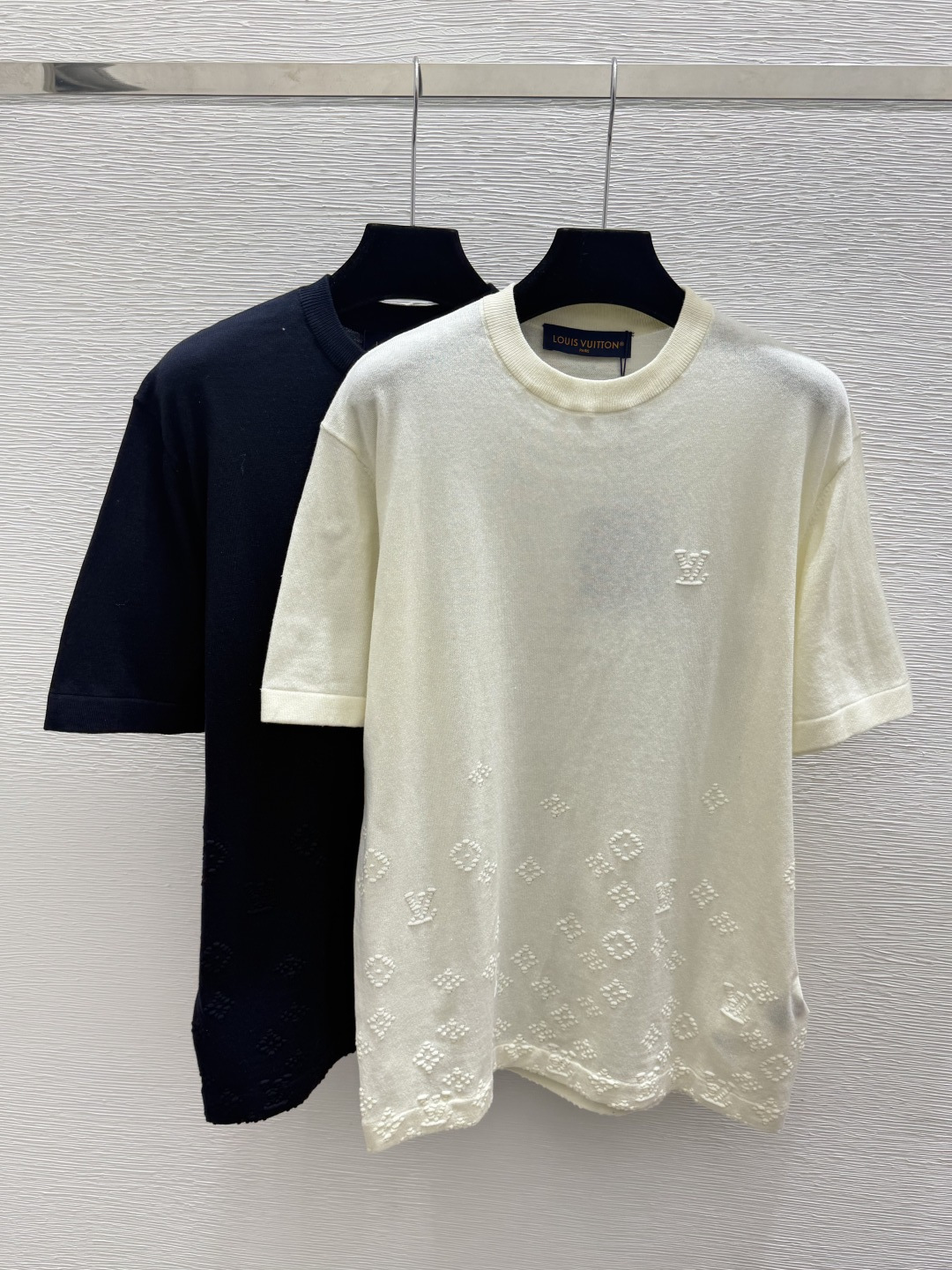 🆕L家🆕  春夏新款  纯色老花字母圆领针织短袖 颜色：白色 黑色 尺码：36.38.40