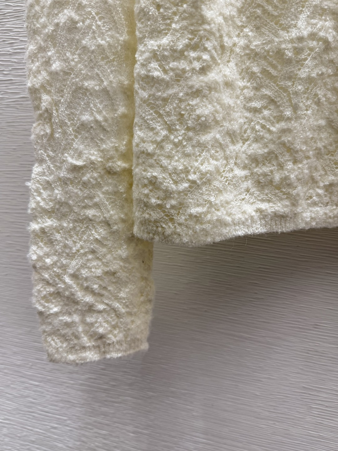 🆕BC家🆕  早秋新款  纯色简约圆领针织长袖开衫 颜色：白色  尺码：36.38.40