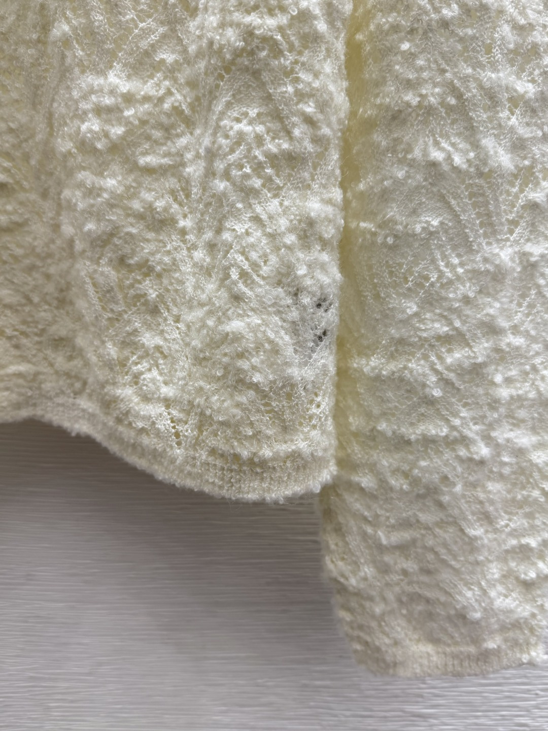 🆕BC家🆕  早秋新款  纯色简约圆领针织长袖开衫 颜色：白色  尺码：36.38.40